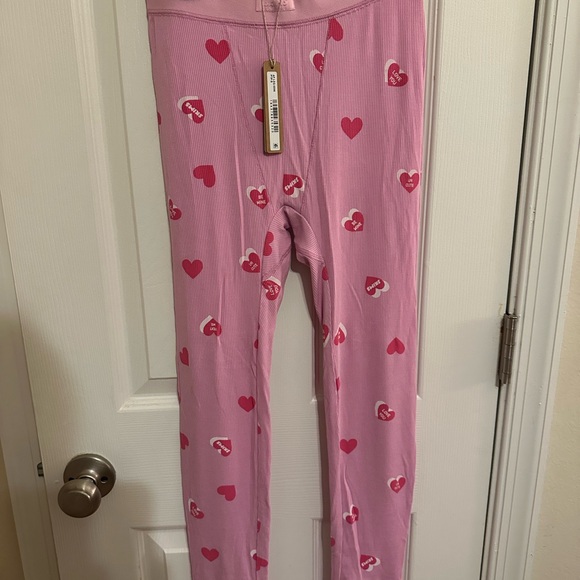 Skims - *LE* Valentines Day legging (petal print 💕) - Picture 3 of 6